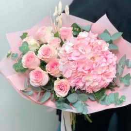 Оригинальный букет с гортензией и розами "Розовый сад"