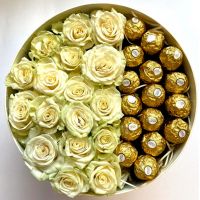 Коробка роз с Ferrero Rocher