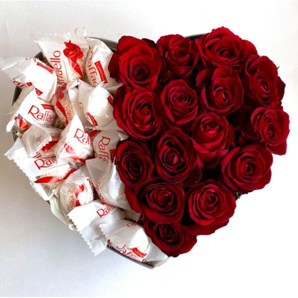 Сердце из роз с конфетами - заказать в Харькове | Доставка цветов Розарий