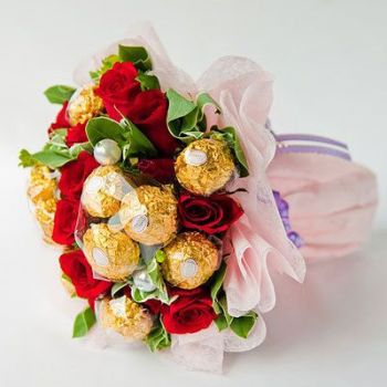 Букет из конфет «Ferrero Rocher» и роз "Живое наслаждение"