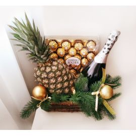 Подарок на новый год из конфет «Ferrero Rocher» с Martini Asti "Шикардос"