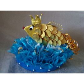 Подарок из конфет "Золотая рыбка"