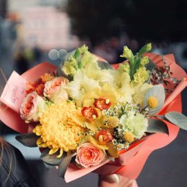 Букет из хризантем и орхидей "Бабье Лето"