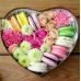 Коробка с цветами и макарунами "Нежное сердце"