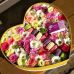 Sweet box с цветами и макарунами "Две половинки"