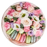 Коробка с макарунами и цветами "Марго"