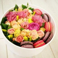 Коробка с цветами и макарунами "Сластена"