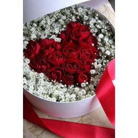 Коробка с розами и гипсофилой "Воздушное сердце"