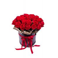 Коробка с 25 красными розами "Красное и черное"