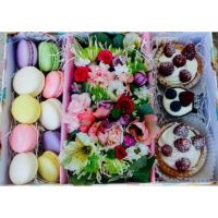 Коробка с цветами и макарунами "Лакомка"
