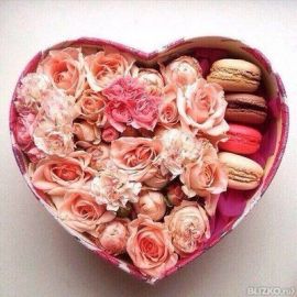 Sweet box с макарунами, гвоздиками и розами "Любящее сердце"