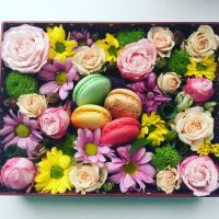 Подарочная коробка с розами, хризантемами и макарунами