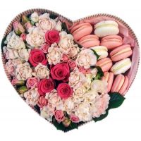 Коробка с кустовыми розами и макарунами "Широкое сердце"