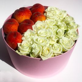 Подарочная коробка с розами и персиками